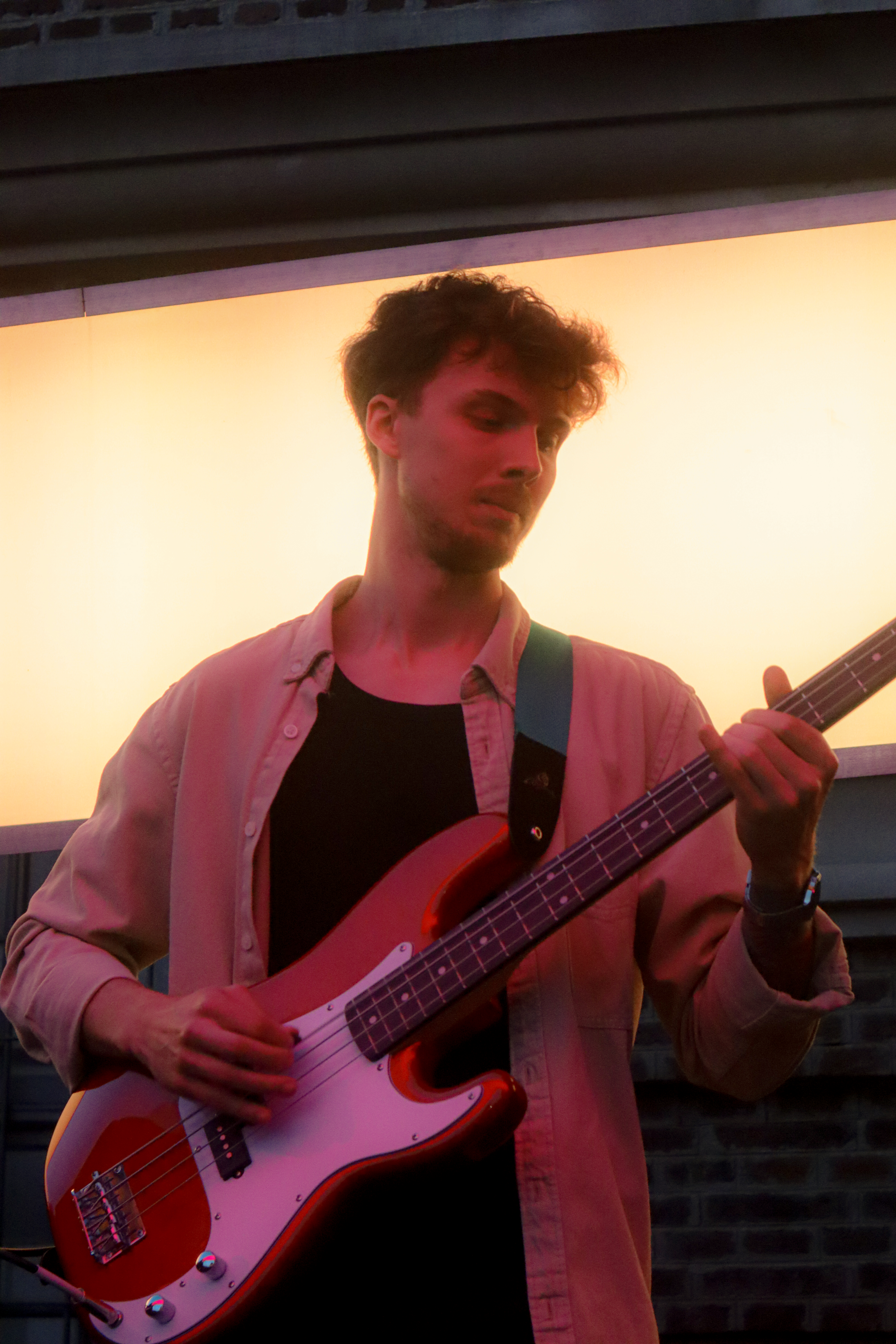 foto de Perfil de Nicolás tocando el bajo